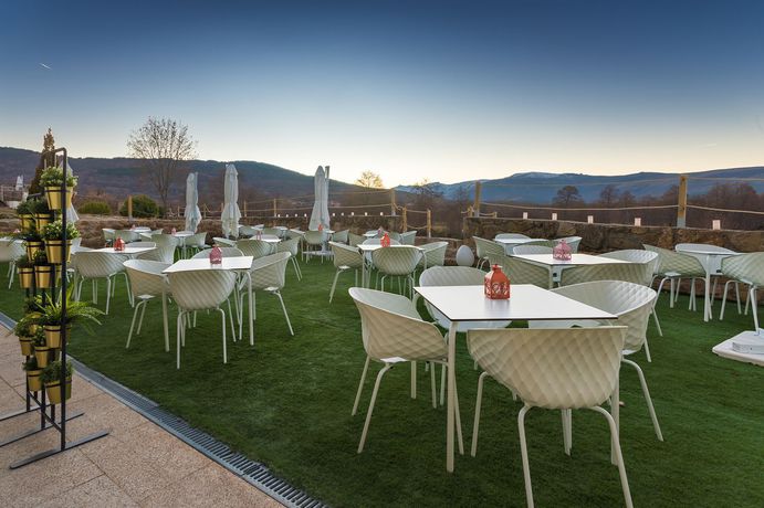 Imagen de los exteriores del Hotel Izan Puerta de Gredos. Foto 8