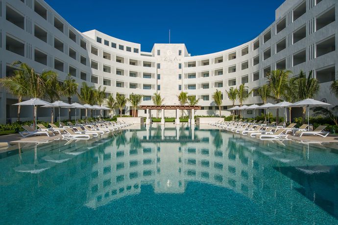 Imagen de la piscina del Hotel Izla Beach Front. Foto 15