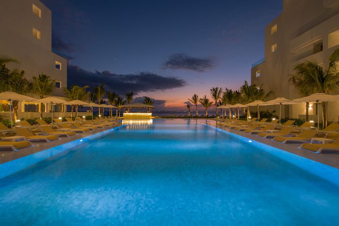 Imagen de la piscina del Hotel Izla Beach Front. Foto 16