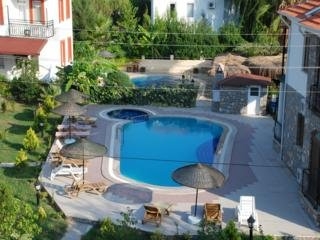 Imagen de la piscina del Hotel Iztuzu Apart & Villas. Foto 7