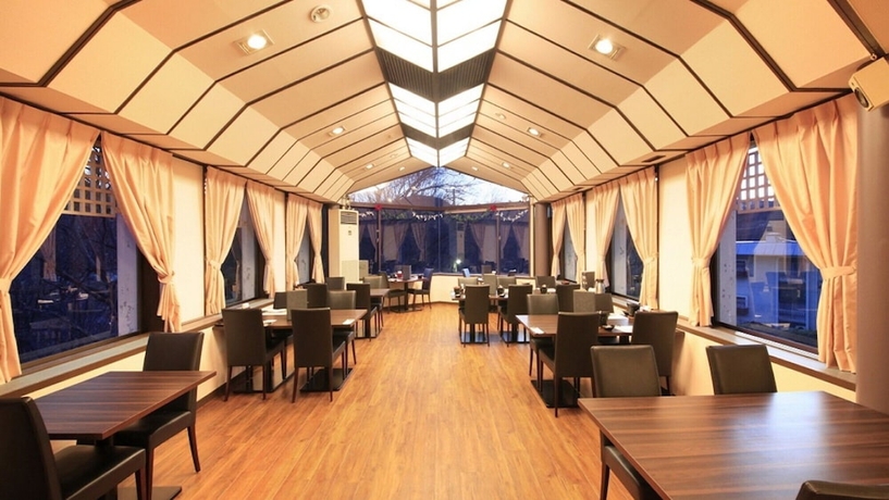 Imagen del bar/restaurante del Hotel Izu Ippekiko Lakeside Terrace. Foto 4