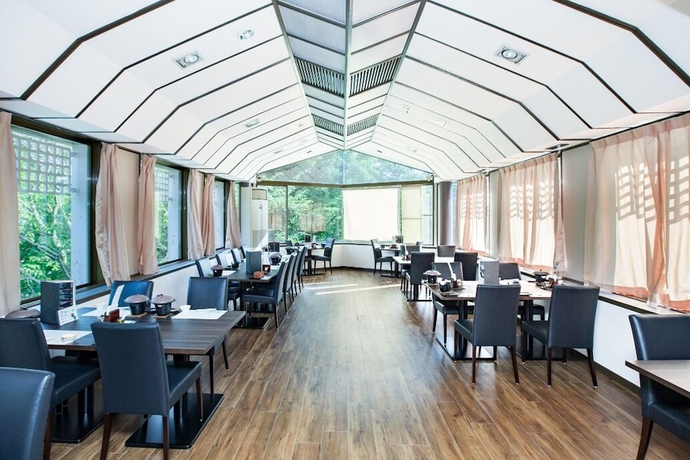 Imagen del bar/restaurante del Hotel Izu Ippekiko Lakeside Terrace. Foto 5