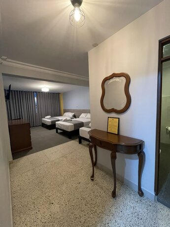 Imagen de la habitación del Hotel Izza. Foto 15