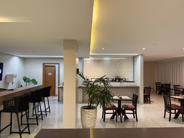 Imagen del bar/restaurante del Hotel Izzy. Foto 2