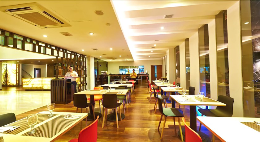 Imagen del bar/restaurante del Hotel J Bandara Soekarno Hatta. Foto 3