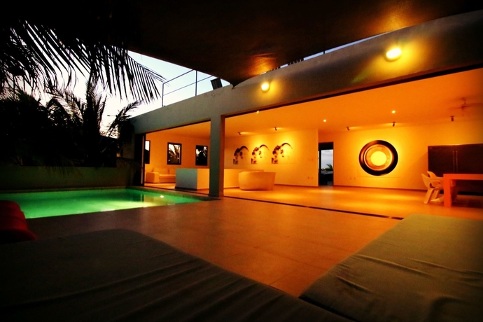 Imagen de los exteriores del Hotel J E T S E T Giant Stylish Contemporary Villa At Spanish Water Bay. Foto 11