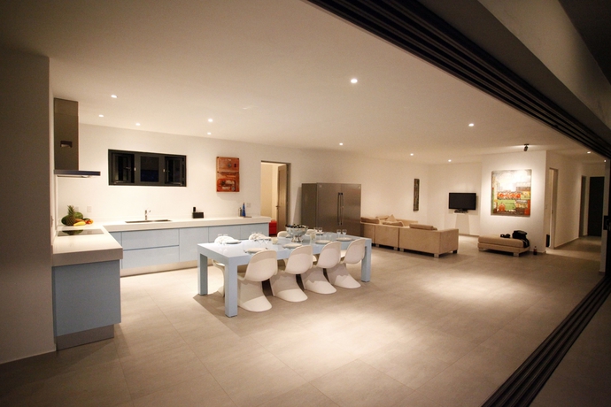 Imagen de los interiores del Hotel J E T S E T Giant Stylish Contemporary Villa At Spanish Water Bay. Foto 13