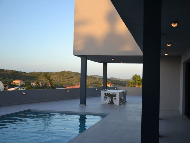 Imagen de la piscina del Hotel J E T S E T Giant Stylish Contemporary Villa At Spanish Water Bay. Foto 14