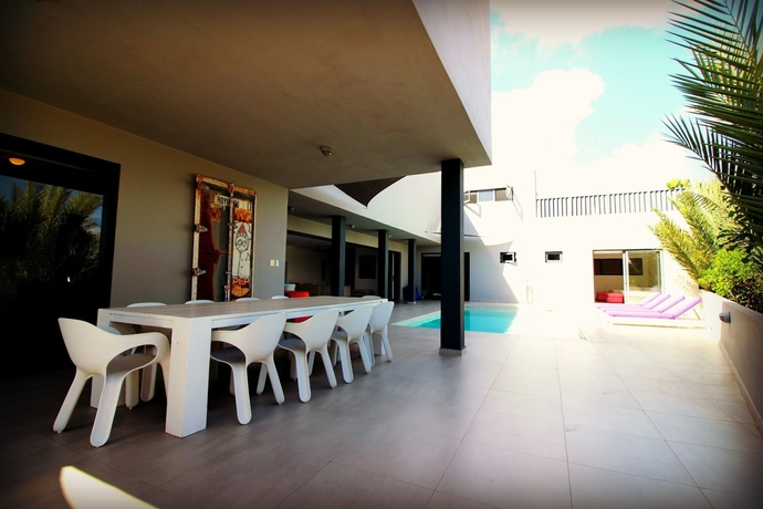 Imagen de los exteriores del Hotel J E T S E T Giant Stylish Contemporary Villa At Spanish Water Bay. Foto 12