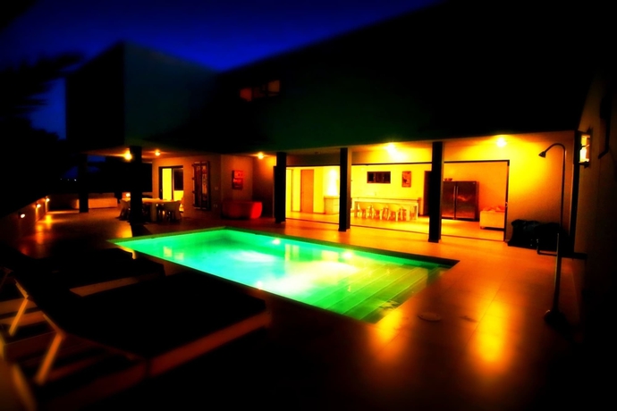 Imagen de la piscina del Hotel J E T S E T Giant Stylish Contemporary Villa At Spanish Water Bay. Foto 15