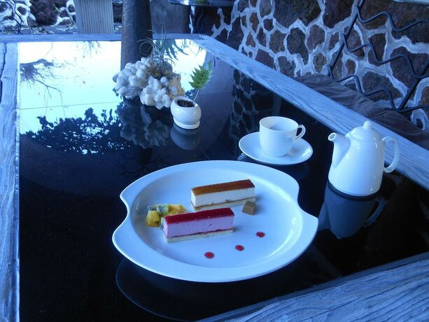 Imagen del bar/restaurante del Hotel J Garden. Foto 7