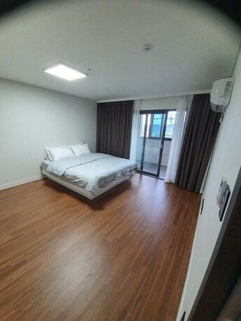 Imagen de la habitación del Hotel J Hotel. Foto 2