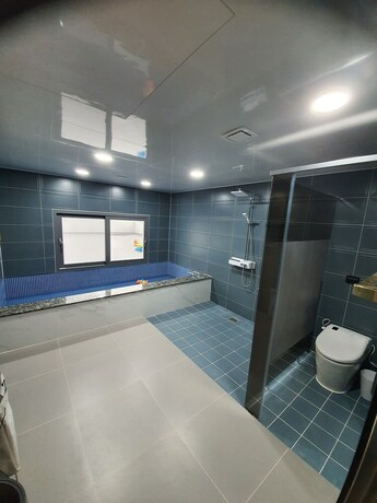 Imagen de la habitación del Hotel J Hotel. Foto 4