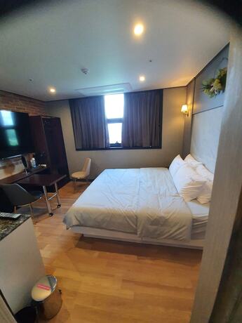 Imagen de la habitación del Hotel J Hotel. Foto 7