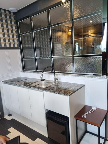 Imagen de la habitación del Hotel J Hotel. Foto 9