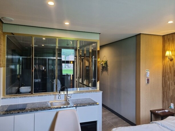 Imagen de la habitación del Hotel J Hotel. Foto 10