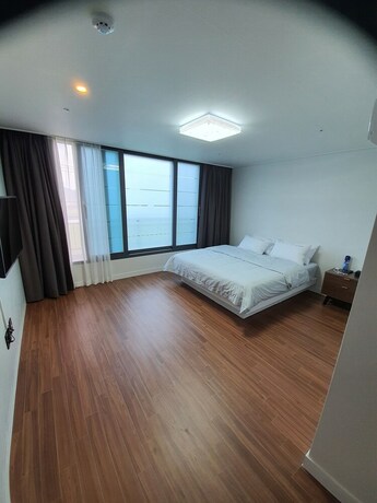 Imagen de la habitación del Hotel J Hotel. Foto 15