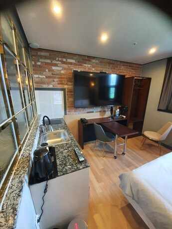 Imagen de la habitación del Hotel J Hotel. Foto 17