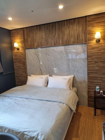 Imagen de la habitación del Hotel J Hotel. Foto 18