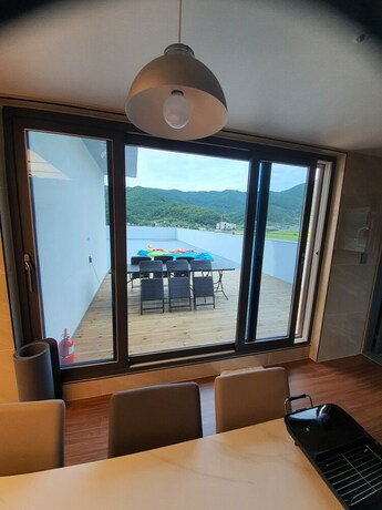 Imagen de la habitación del Hotel J Hotel. Foto 19