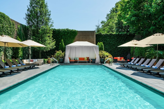 Imagen de la piscina del Hotel J House Greenwich. Foto 18