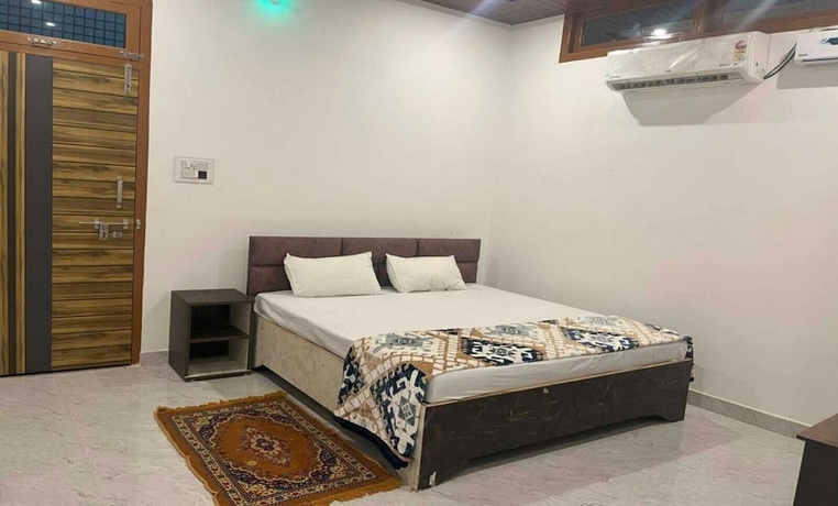 Imagen de la habitación del Hotel J K Palace. Foto 10