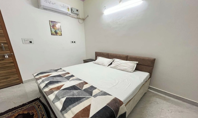 Imagen de la habitación del Hotel J K Palace. Foto 13