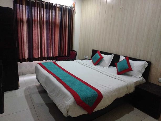 Imagen de la habitación del Hotel J P Regency. Foto 10