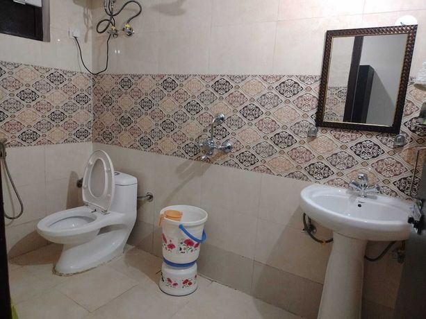 Imagen de la habitación del Hotel J P Regency. Foto 16
