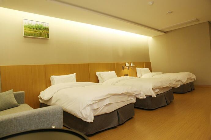 Imagen de la habitación del Hotel J Square. Foto 16