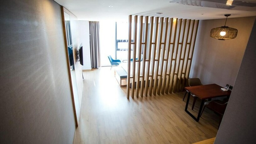 Imagen de la habitación del Hotel J Square. Foto 30