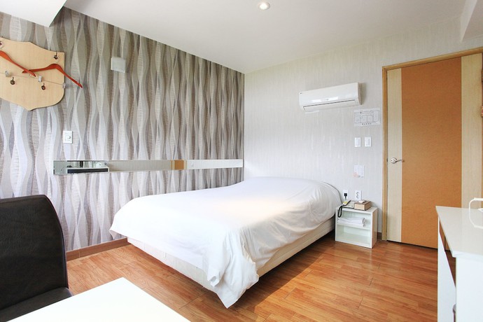 Imagen de la habitación del Hotel J hotel. Foto 17