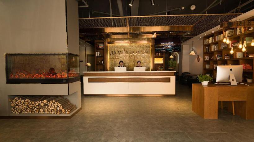 Imagen de los interiores del Hotel JAMES JOYCE COFFETEL LANGFANG GU AN AIRPORT XINCHE. Foto 4