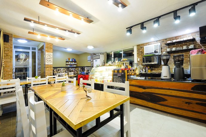 Imagen del bar/restaurante del Hotel JAPI Traveller\'s and Restaurant - Annex. Foto 7