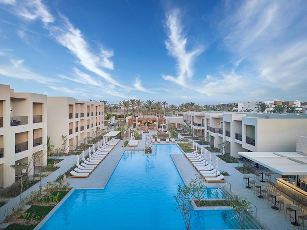 Imagen de la piscina del Hotel JAZ Viva Almaza Blu, Almaza Bay. Foto 13