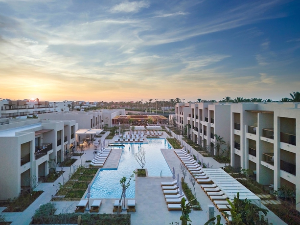 Imagen de la piscina del Hotel JAZ Viva Almaza Blu, Almaza Bay. Foto 14