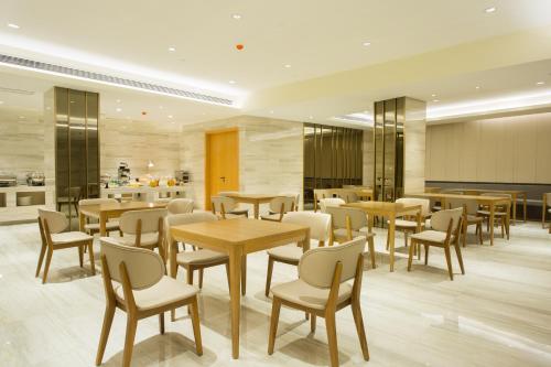 Imagen de los interiores del Hotel JI Hotel Shanghai Changshou Road. Foto 4