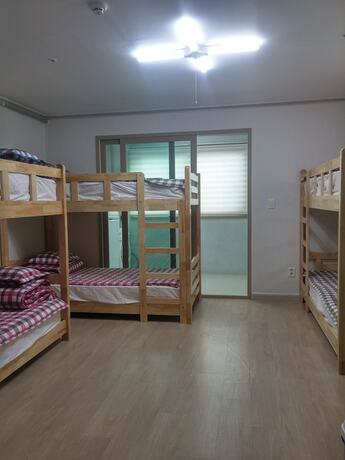 Imagen de la habitación del Hotel JIIN Hostel and Guesthouse. Foto 17