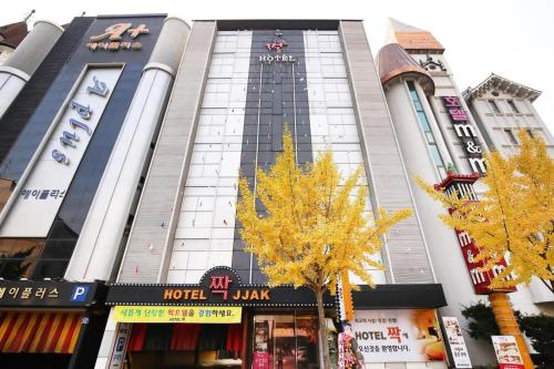 Imagen general del Hotel JJAK. Foto 4