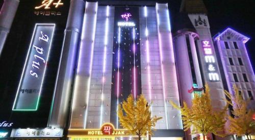 Imagen general del Hotel JJAK. Foto 15