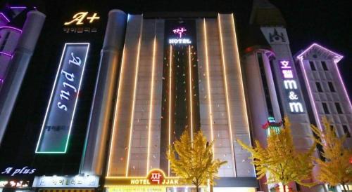 Imagen general del Hotel JJAK. Foto 16