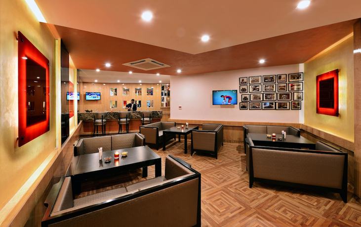 Imagen del bar/restaurante del Hotel JK Clarks Exotica. Foto 3