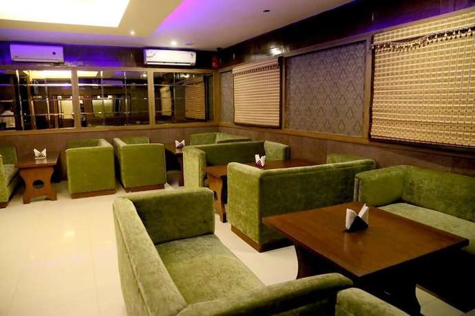 Imagen del bar/restaurante del Hotel JK Rooms 130 Paras. Foto 4