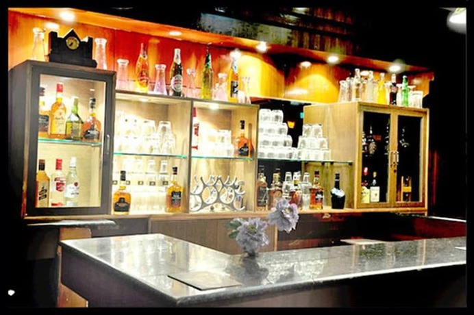Imagen del bar/restaurante del Hotel JK Rooms 130 Paras. Foto 10