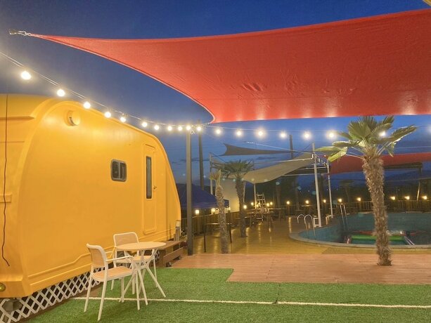 Imagen de la habitación del Hotel JNJ Village. Foto 15