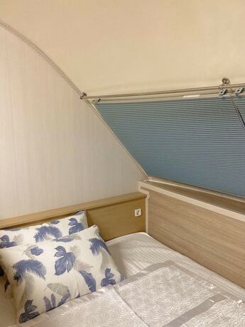 Imagen de la habitación del Hotel JNJ Village. Foto 17