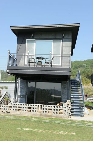 Imagen de la habitación del Hotel JNJ Village. Foto 18