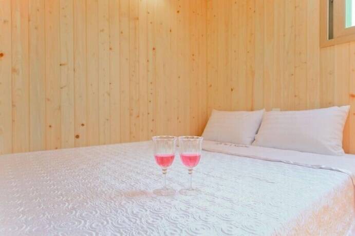 Imagen de la habitación del Hotel JNJ Village. Foto 19