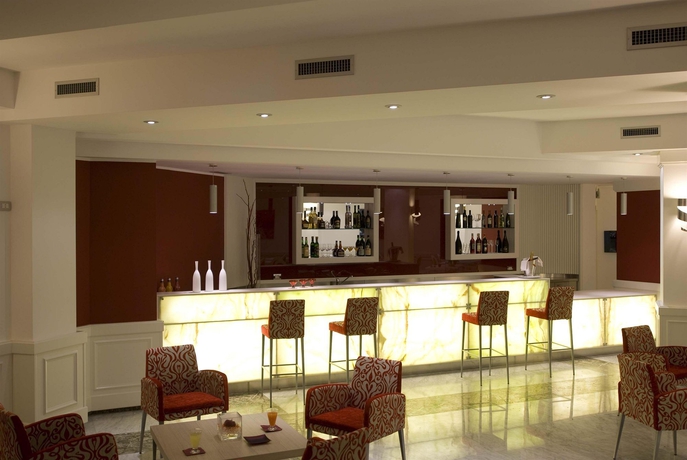 Imagen del bar/restaurante del Hotel JR Hotels Oriente Bari. Foto 3