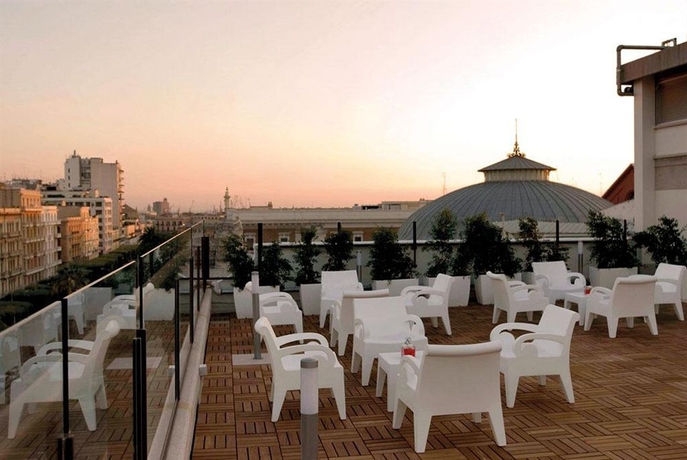 Imagen del bar/restaurante del Hotel JR Hotels Oriente Bari. Foto 4